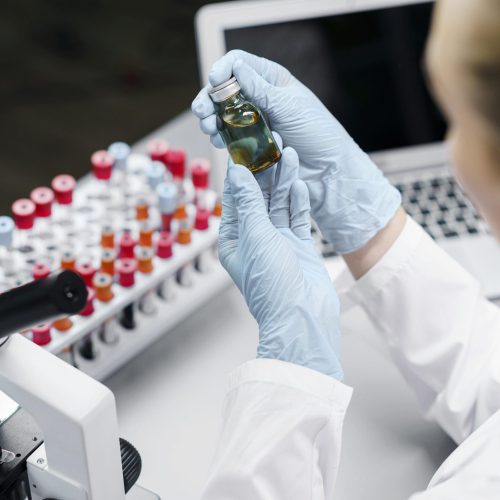 Offenbach sección farmacovigilancia química sosteniendo medicamento con su mano